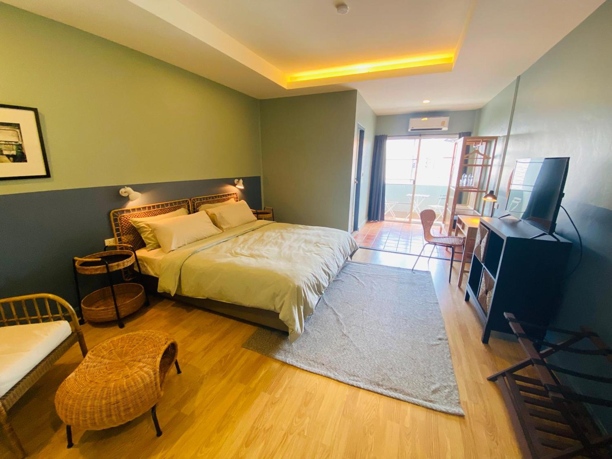 Habitación con cama extragrande y balcón